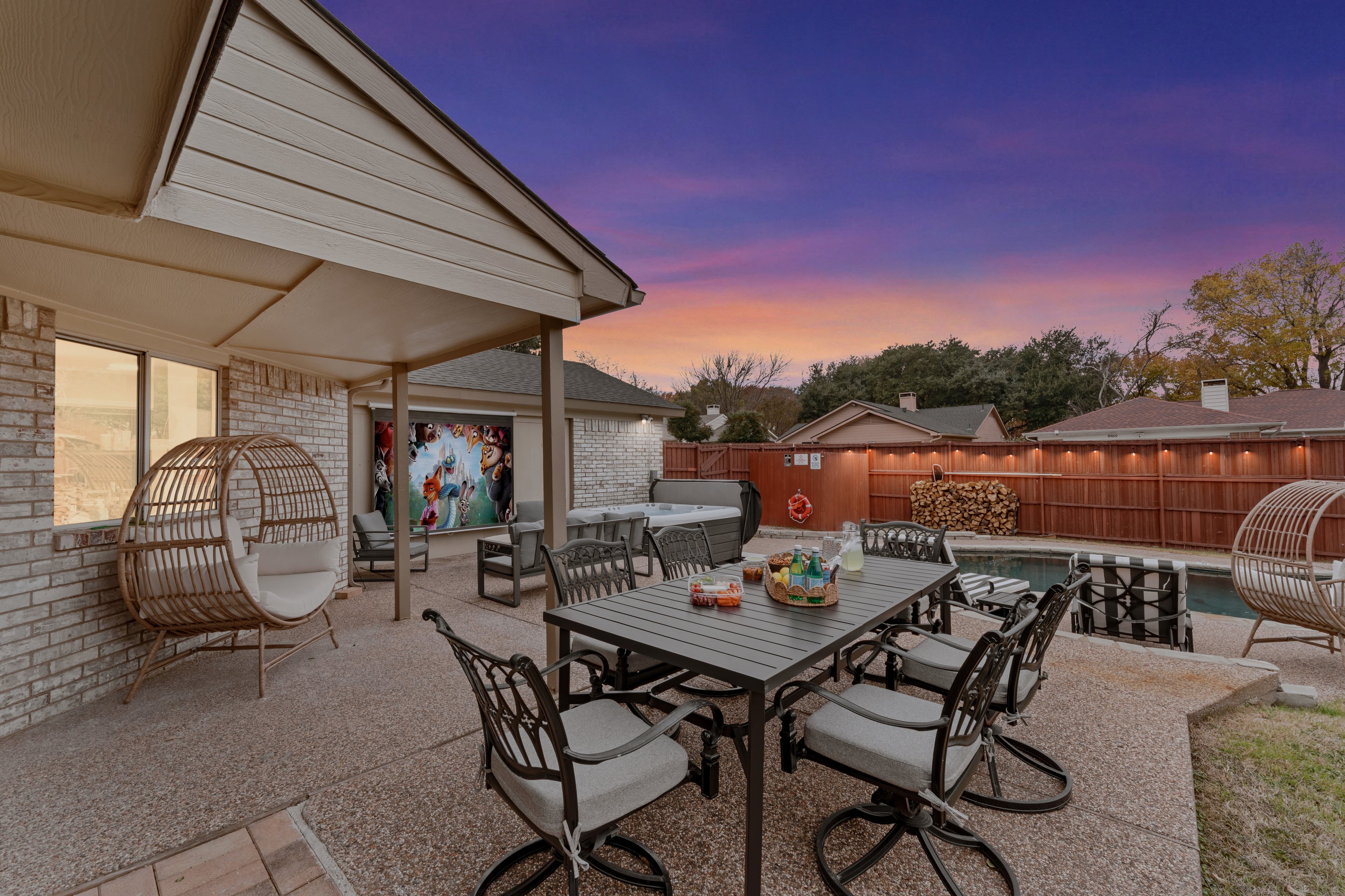 Backyard - Backyard Outdoor Dining 1