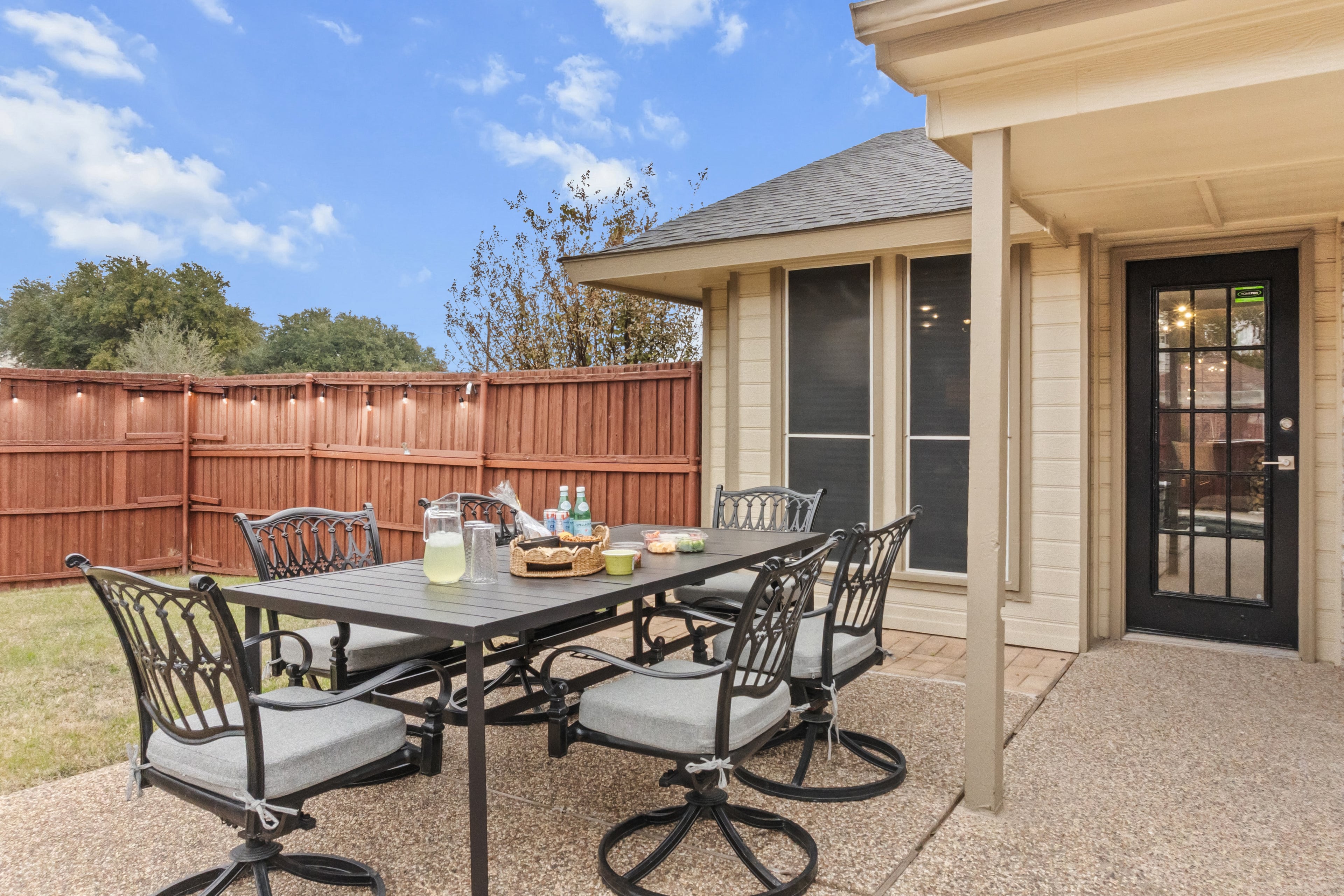 Backyard - Backyard Outdoor Dining 5