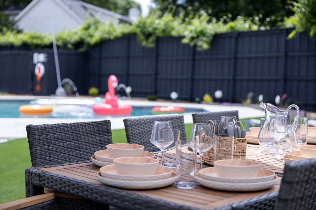 Backyard - Backyard Outdoor Dining 2_1