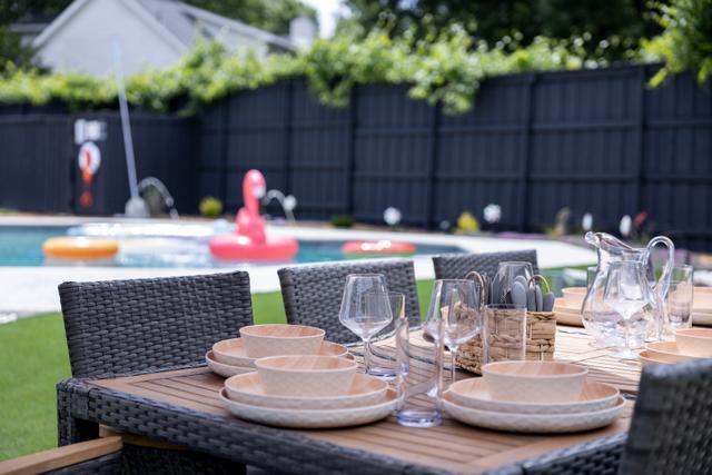 Backyard - Backyard Outdoor Dining 2_1