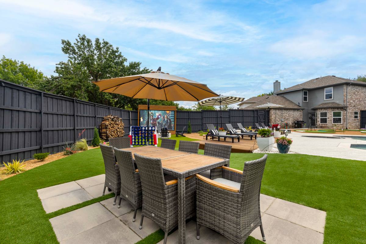 Backyard - Backyard Outdoor Dining 3