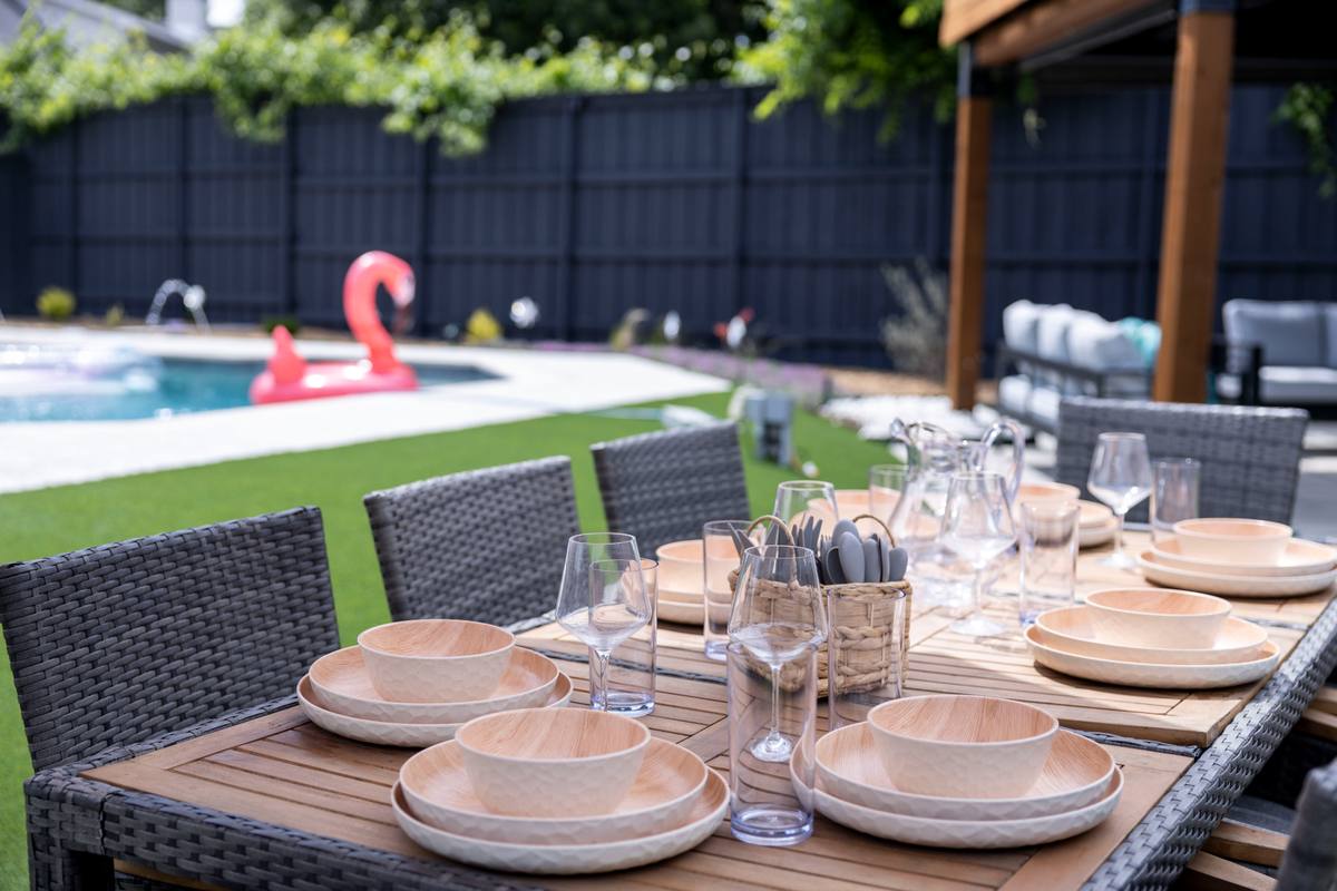 Backyard - Backyard Outdoor Dining 3_1