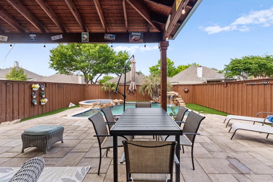 Backyard - backyard patio dining 01