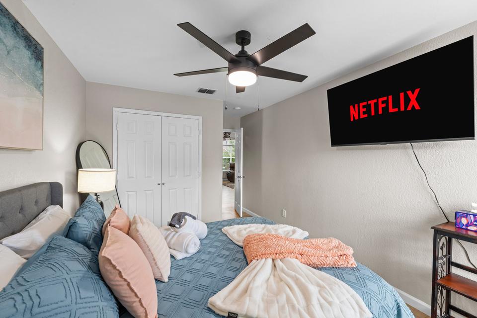 Guest - guest bedroom coral 01