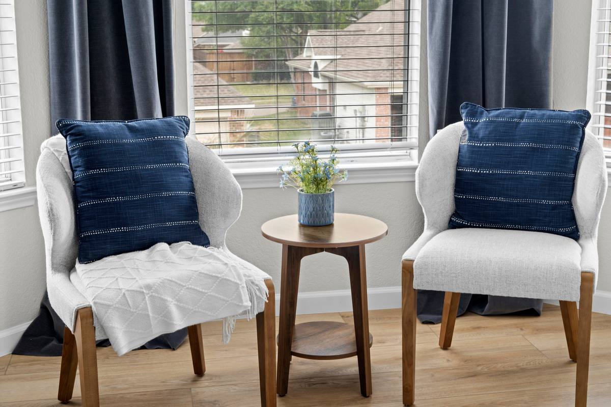 The Indigo Oasis Primary Bedroom – Primary Bedroom Sitting 1