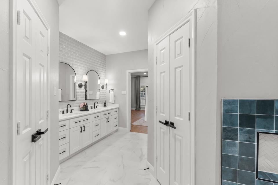 Master Bathroom - Master Bathroom 4